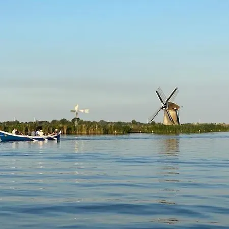 Met Uitzicht Op De Polder Aan Het Water Holiday home