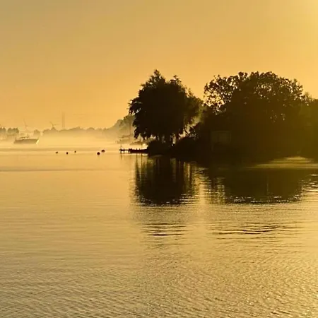 Met Uitzicht Op De Polder Aan Het Water * Oud Ade