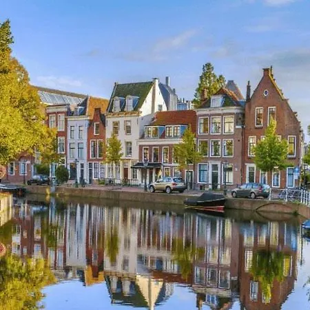 Met Uitzicht Op De Polder Aan Het Water