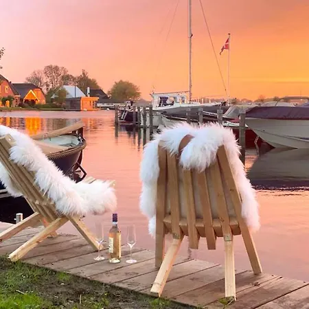 Holiday home Met Uitzicht Op De Polder Aan Het Water *