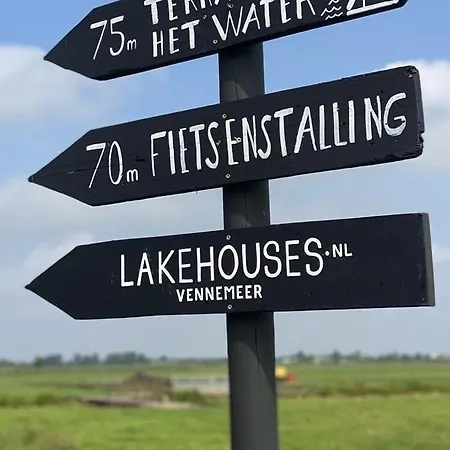 Met Uitzicht Op De Polder Aan Het Water *