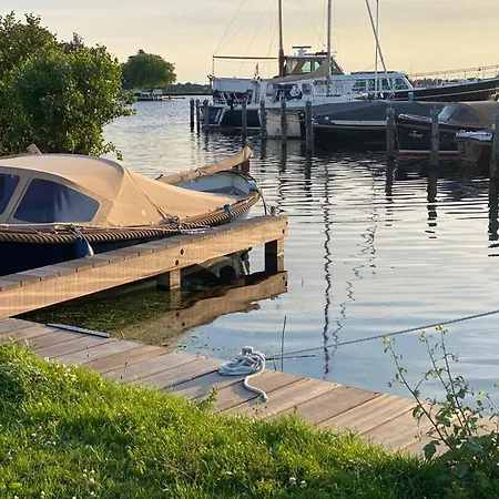 Met Uitzicht Op De Polder Aan Het Water Oud Ade