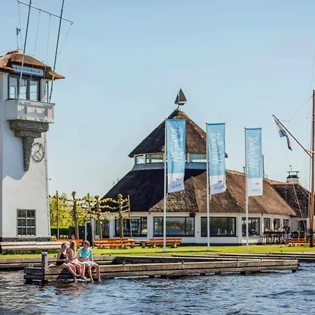 Met Uitzicht Op De Polder Aan Het Water
