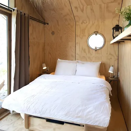 Holiday home Met Uitzicht Op De Polder Aan Het Water Oud Ade