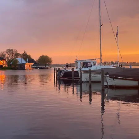 Holiday home Met Uitzicht Op De Polder Aan Het Water Oud Ade